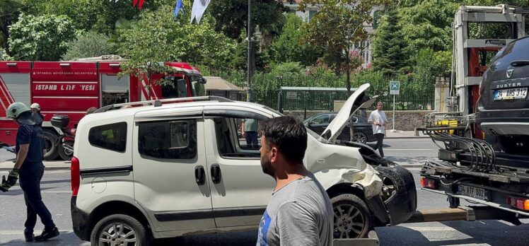 Şişli'de otomobil, motosiklet ve hafif ticari aracın karıştığı kaza ulaşımı aksattı