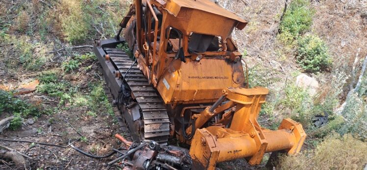 Sivas'ta orman yangınına müdahale sırasında dereye yuvarlanan dozerin operatörü öldü