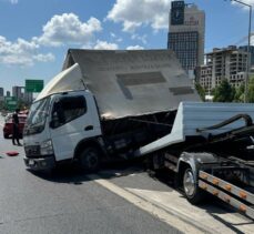 Tem Otoyolu'nda devrilen tekstil malzemesi yüklü kamyonet trafik yoğunluğuna yol açtı