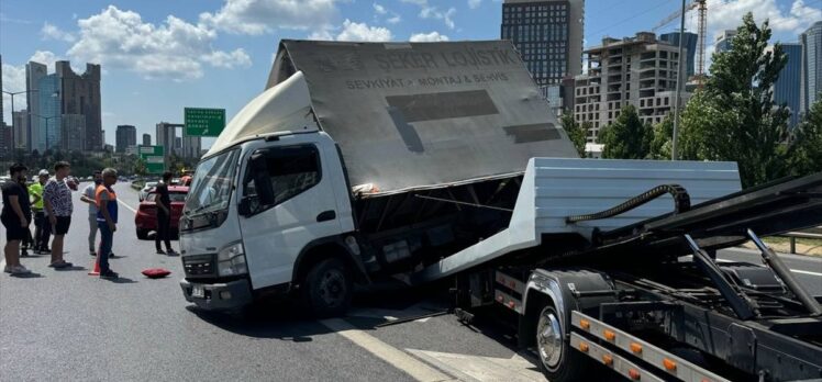 Tem Otoyolu'nda devrilen tekstil malzemesi yüklü kamyonet trafik yoğunluğuna yol açtı