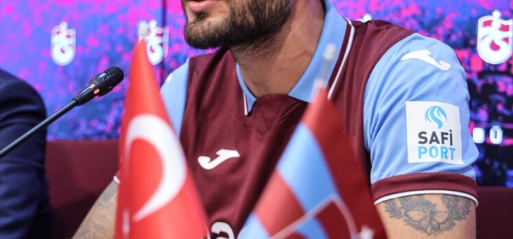 Trabzonspor'da Okay Yokuşlu için imza töreni düzenlendi