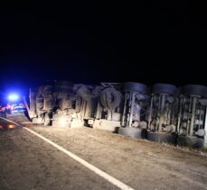 Uşak'ta devrilen mısır yüklü tırın sürücüsü yaralandı