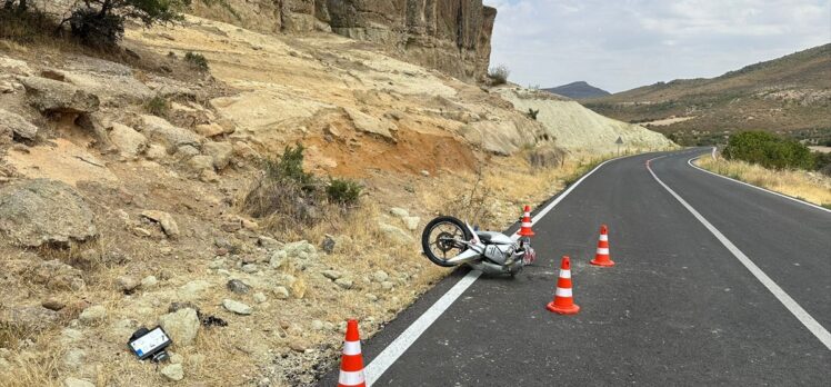 Uşak'ta devrilen motosikletteki çocuk hayatını kaybetti