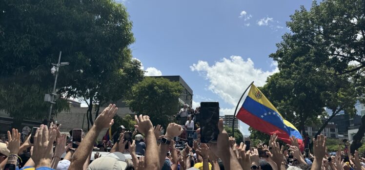 Venezuela'da, iktidar partisi ve muhalefet destekçileri başkentte toplandı