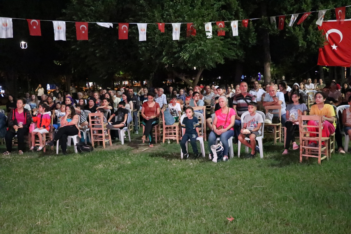 31. Uluslararası Adana Altın Koza Film Festivali'nde halk, açık hava sinemasında film izledi