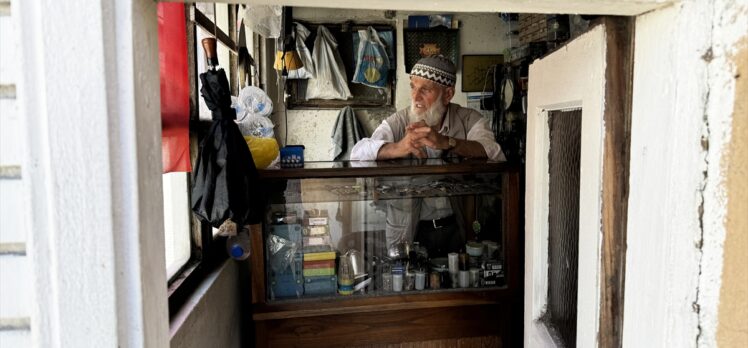 80 yaşında ilçedeki tek saat ustası, 30 yıldır kurmalı mekanizmayla çalışan saatlerin tamirini yapıyor