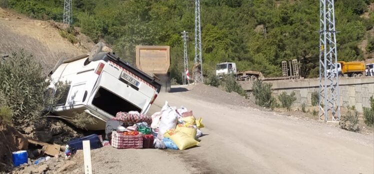 Adana'da devrilen minibüsteki 6 kişi yaralandı