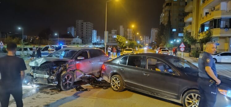 Adana'da iki otomobilin çarpışması sonucu bir kişi yaralandı