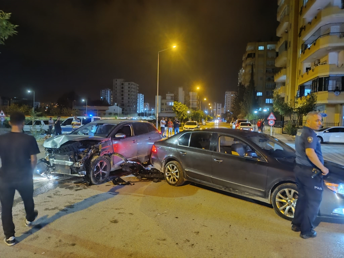 Adana'da iki otomobilin çarpışması sonucu bir kişi yaralandı