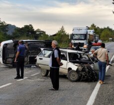 Adana'da iki otomobilin çarpıştığı kazada 1'i bebek 4 kişi yaralandı