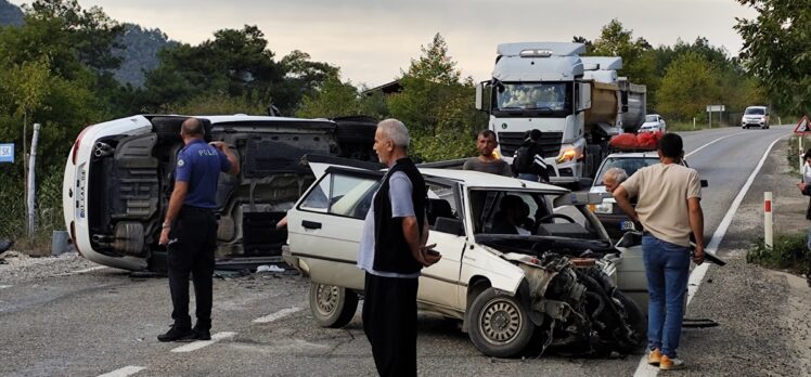 Adana'da iki otomobilin çarpıştığı kazada 1'i bebek 4 kişi yaralandı