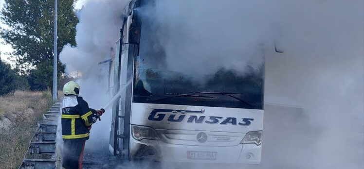 Adana'da seyir halindeki yolcu otobüsünde çıkan yangın söndürüldü