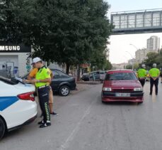 Adana'da yayalara yol vermeyen sürücülere ceza kesildi