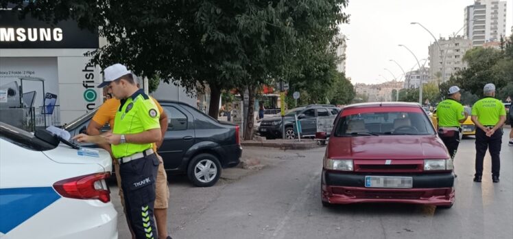 Adana'da yayalara yol vermeyen sürücülere ceza kesildi