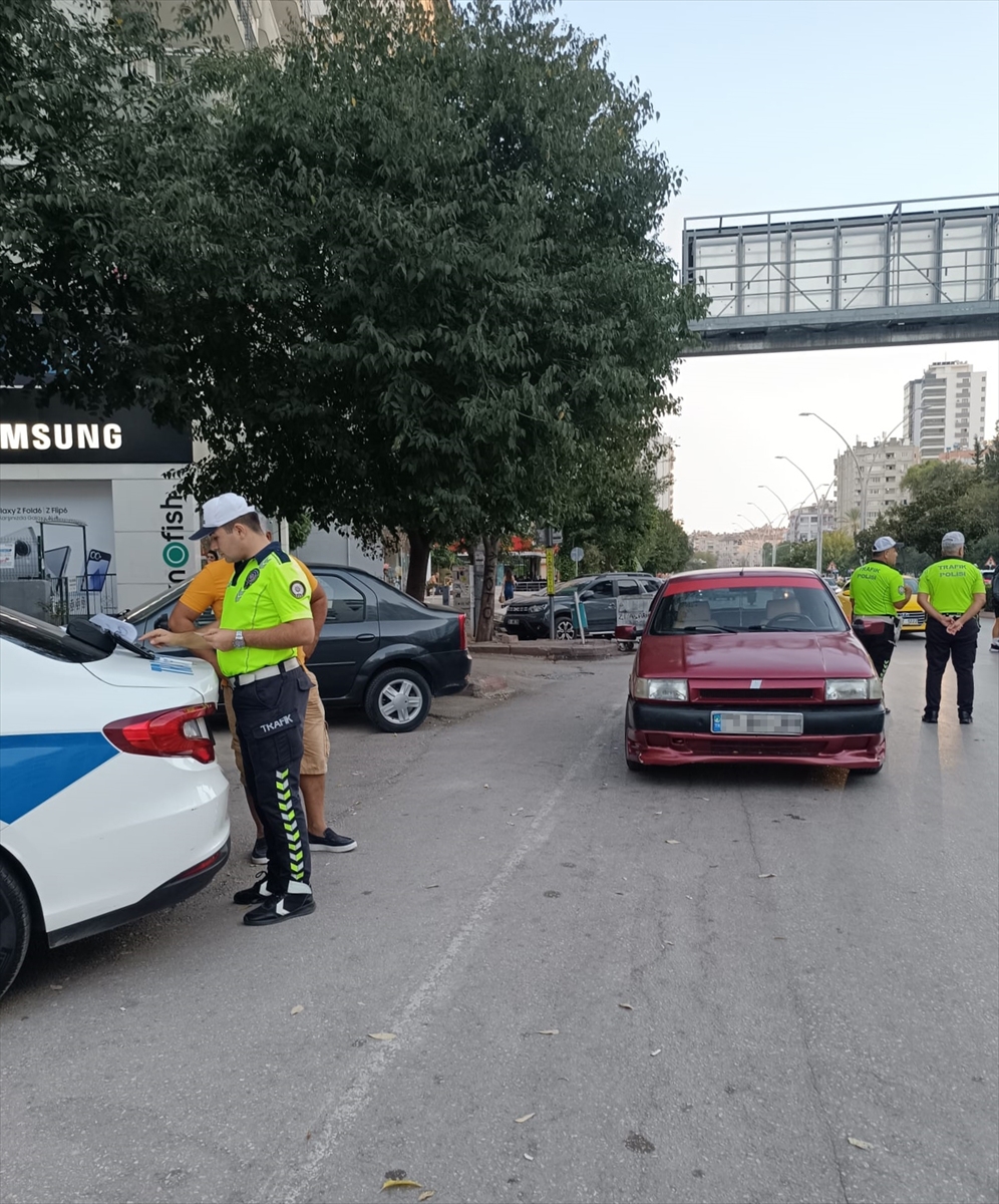 Adana'da yayalara yol vermeyen sürücülere ceza kesildi