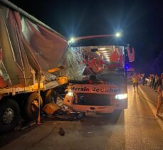 Adana'da yolcu otobüsünün tıra çarpması sonucu 3 kişi yaralandı