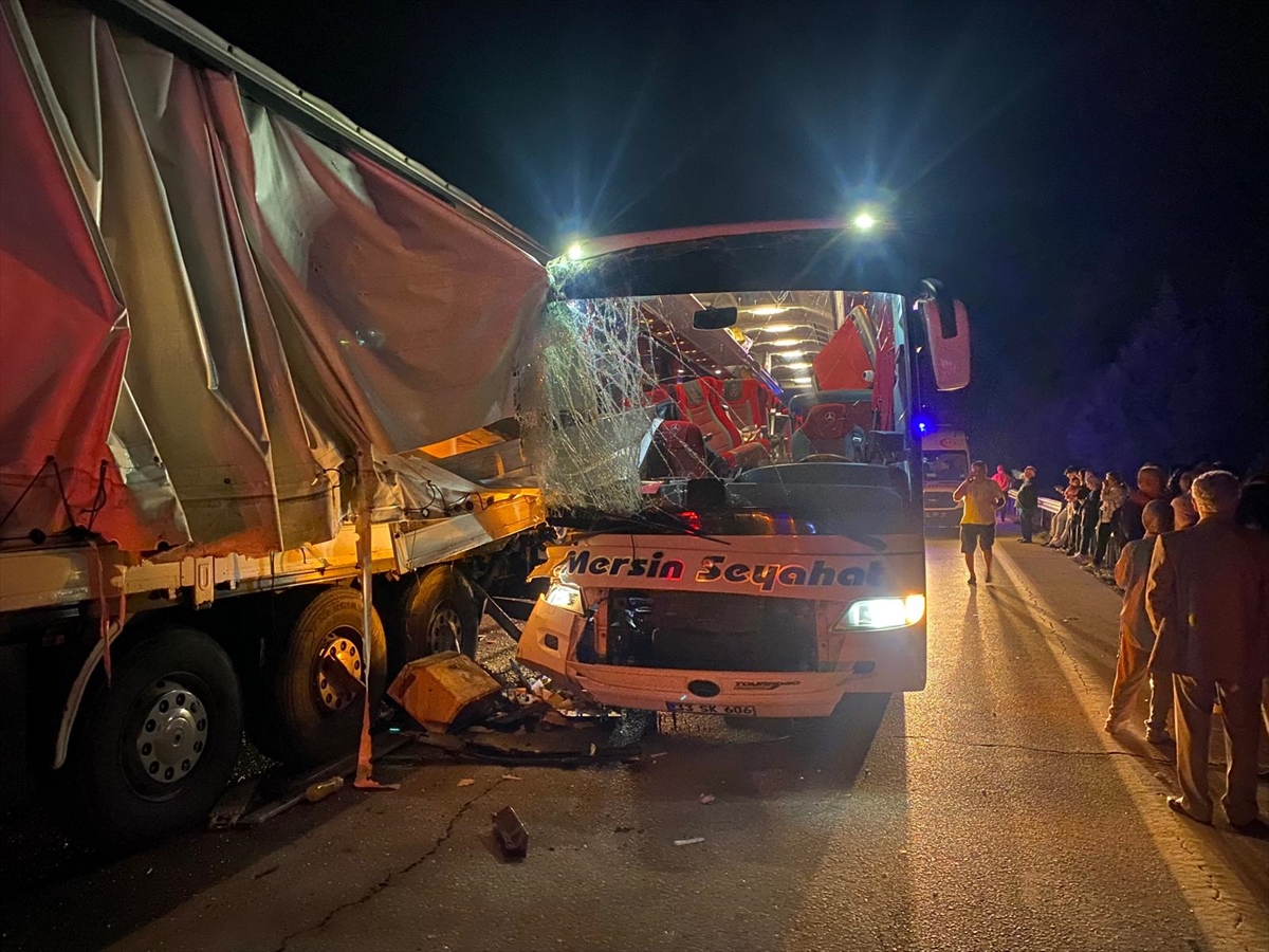 Adana'da yolcu otobüsünün tıra çarpması sonucu 3 kişi yaralandı