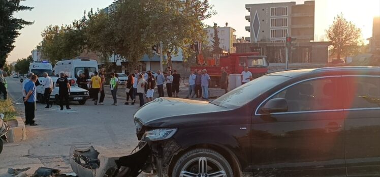 Adıyaman'da iki otomobilin çarpıştığı kazada 3 kişi yaralandı