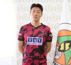 Alanyaspor yeni transferi Ui-jo Hwang için imza töreni düzenledi