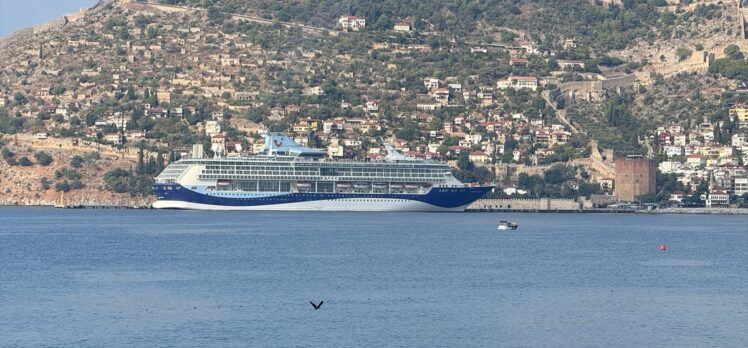 Alanya'ya “Marella Discovery” kruvaziyeri 1743 yolcu getirdi