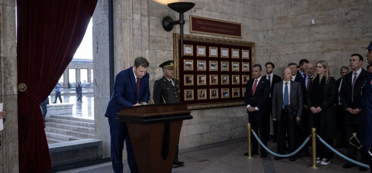 Almanya SPD Eş Genel Başkanı Klingbeil Anıtkabir'i ziyaret etti