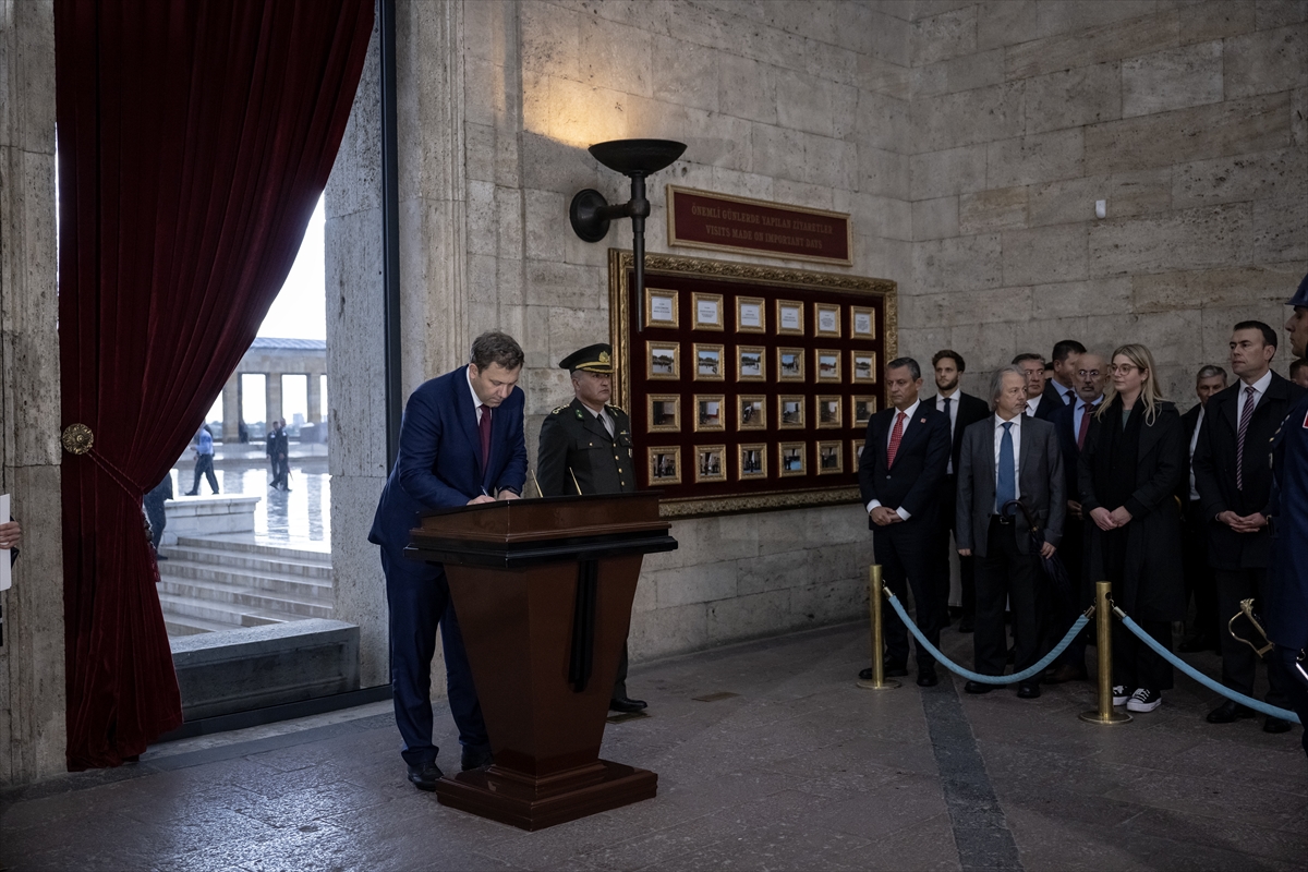 Almanya SPD Eş Genel Başkanı Klingbeil Anıtkabir'i ziyaret etti