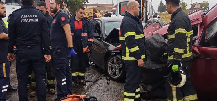 Amasya'da iki otomobilin çarpıştığı kazada 2 kişi öldü, 1 kişi yaralandı