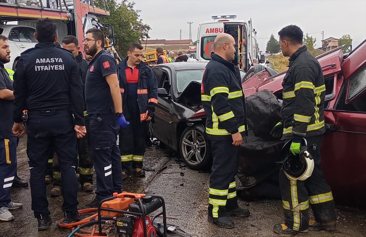 Amasya'da iki otomobilin çarpıştığı kazada 2 kişi öldü, 1 kişi yaralandı