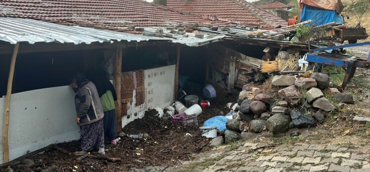 Ankara'nın Çubuk ilçesinde sağanak su baskınlarına neden oldu