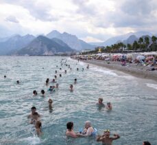 Antalya sahillerinde yoğunluk sürüyor