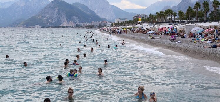 Antalya sahillerinde yoğunluk sürüyor