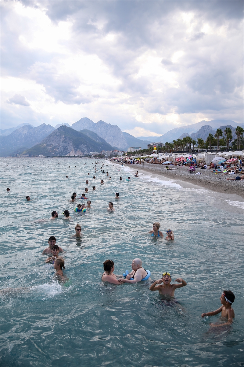 Antalya sahillerinde yoğunluk sürüyor