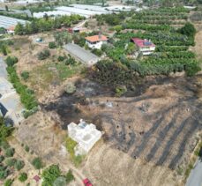 Antalya'da otluk alanda çıkıp muz bahçesine sıçrayan yangın söndürüldü