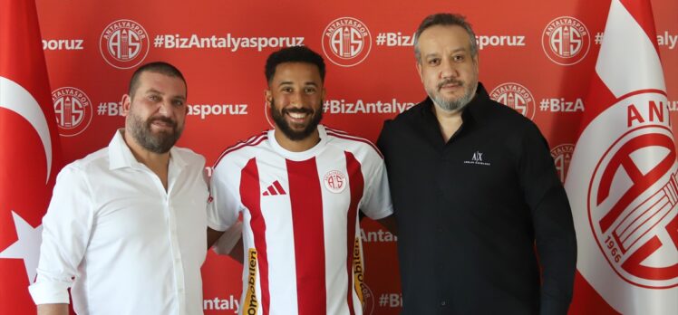 Antalyaspor, yeni transferi Townsend için imza töreni düzenledi