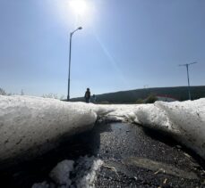 Ardahan'da gece etkili olan dolu, güneşe rağmen erimedi