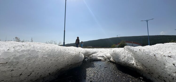 Ardahan'da gece etkili olan dolu, güneşe rağmen erimedi