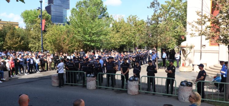 Arnavutluk'ta Belediye Başkanı Veliaj'ın istifasının istendiği protestolar sürüyor