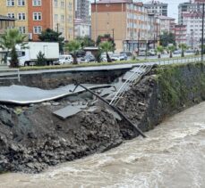 Artvin-Hopa kara yolunda çökme meydana geldi