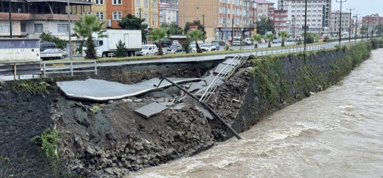 Artvin-Hopa kara yolunda çökme meydana geldi