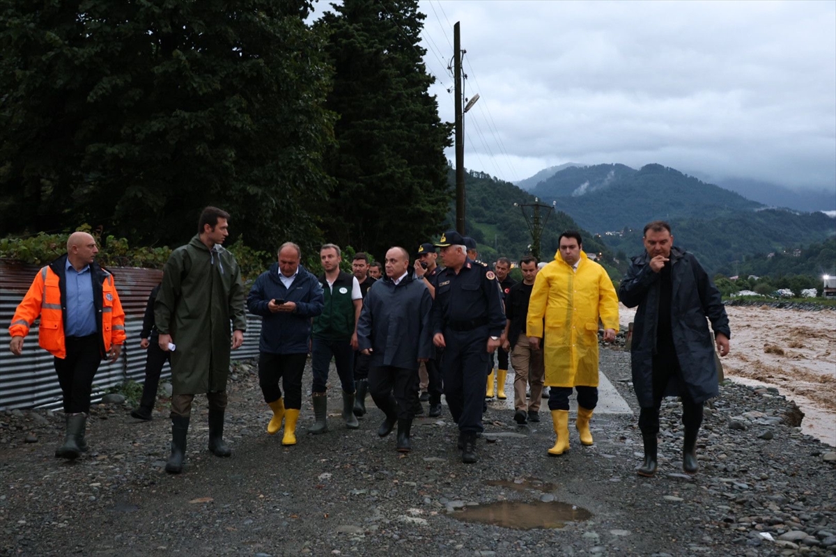 Artvin'de heyelan ve taşkınlar nedeniyle 32 köy yolu kapandı