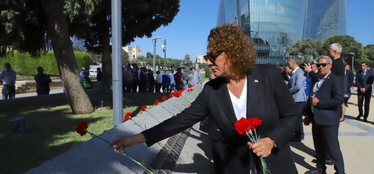 Bakü'nün kurtuluşunun 106. yıl dönümü dolayısıyla Türk Şehitliği'nde tören düzenlendi