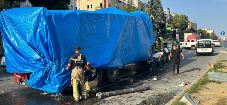 Başakşehir'de devrilen itfaiye aracındaki 2 kişi hafif yaralandı