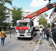 Başkentte binanın çatısına yük taşıyan vinç yan yattı