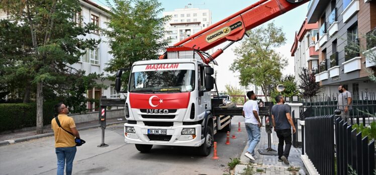 Başkentte binanın çatısına yük taşıyan vinç yan yattı