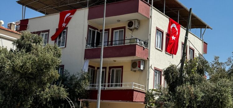 İsrail askerlerince öldürülen Ayşenur Ezgi Eygi'nin Didim'deki dede evine Türk bayrakları asıldı