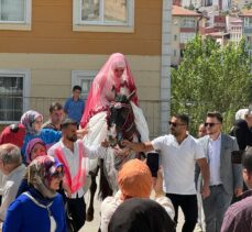 Bayburt'ta gelini damadın evine at sırtında getirme geleneği yaşatılıyor