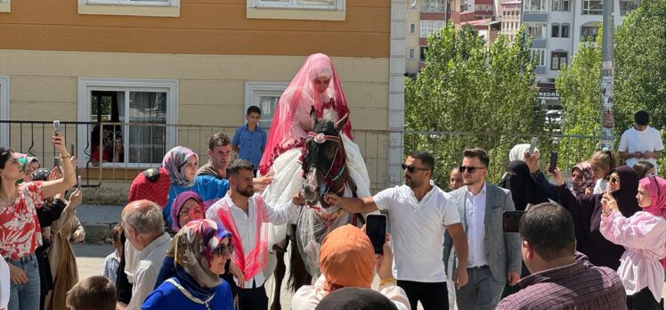 Bayburt'ta gelini damadın evine at sırtında getirme geleneği yaşatılıyor