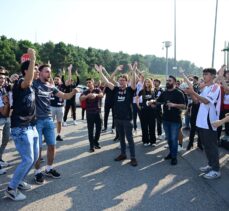 Beşiktaşlı taraftarlar takımlarını Kayseri'ye tezahüratlarla uğurladı