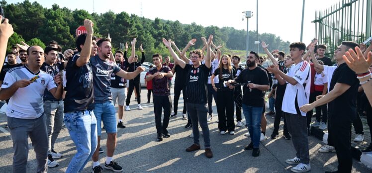 Beşiktaşlı taraftarlar takımlarını Kayseri'ye tezahüratlarla uğurladı