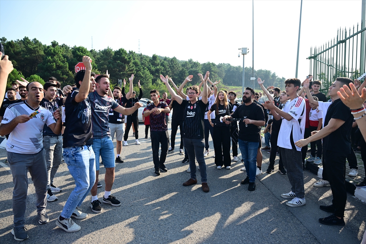 Beşiktaşlı taraftarlar takımlarını Kayseri'ye tezahüratlarla uğurladı